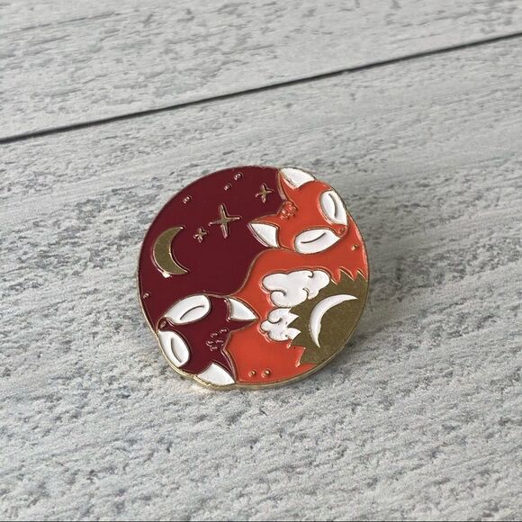 Fox Ying Yang Enamel Pin/ Brooch Lapel - Picture 2 of 6